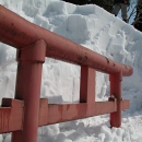 雪に埋もれてた鳥居を掘り出したところ